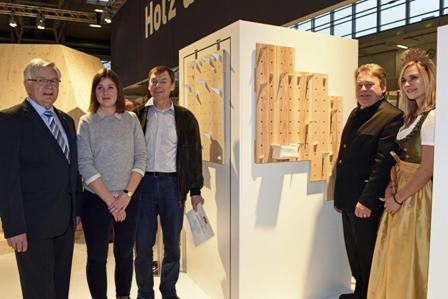 Von links: Schreinerprsident Konrad Steininger, Studentin Katja Trinkwalder, Hans Vogt, Helmut Brunner, Waldknigin Isabella Wimmer vor dem Werkstck.